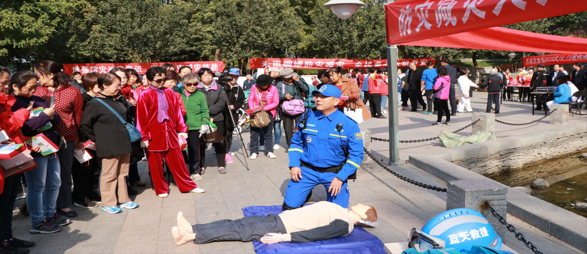 男肏女人阴道呻吟视频大林爱心中心承办 “西城区民政局国际减灾日宣传活动”